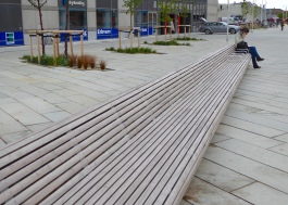 Aarhus: long, long bench off Dokk1